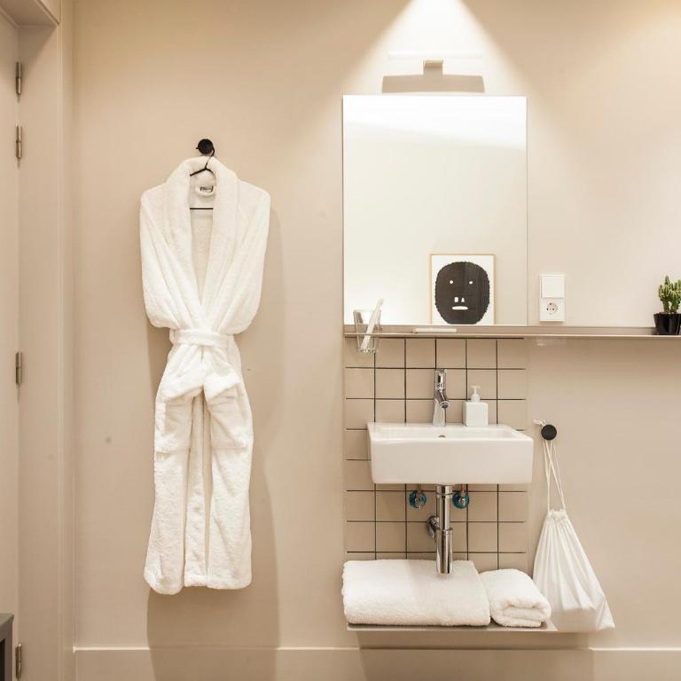 DestinationBCN - Universitat Rooms - Interior Single room with Shared Bathroom (II) - 4