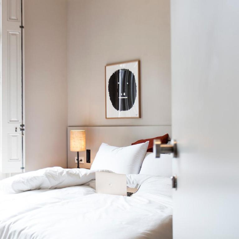 DestinationBCN - Universitat Rooms - Single Room with Balcony, Street view - 7
