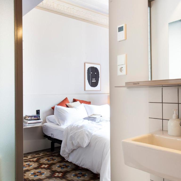 DestinationBCN - Universitat Rooms - Small Queen Room with Balcony, Street View - 4