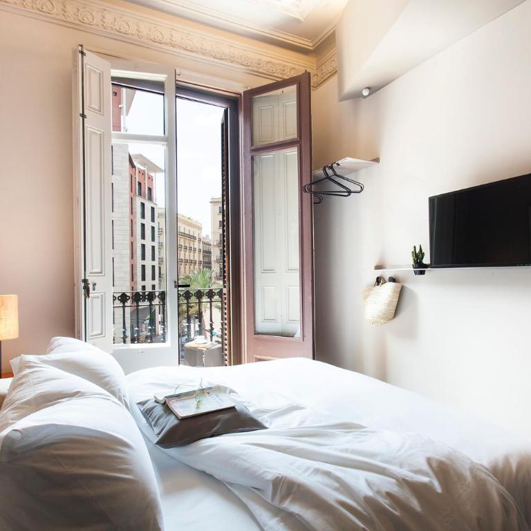 DestinationBCN - Universitat Rooms - Small Queen Room with Balcony, Street View - 6