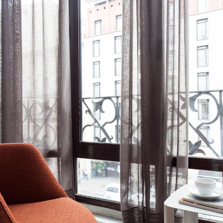 DestinationBCN - Universitat Rooms - Queen Room with Bay Window, Street View - 6