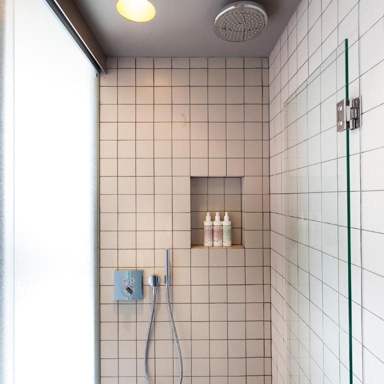 DestinationBCN - Universitat Rooms - Single Room with Balcony, Street view - 3