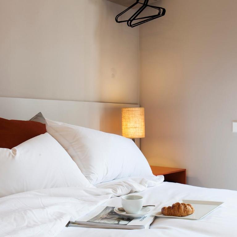 DestinationBCN - Universitat Rooms - Queen Room with Bay Window, Street View - 10