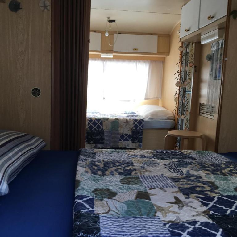 Aquacamp - Caravan with Shared Bathroom - 8