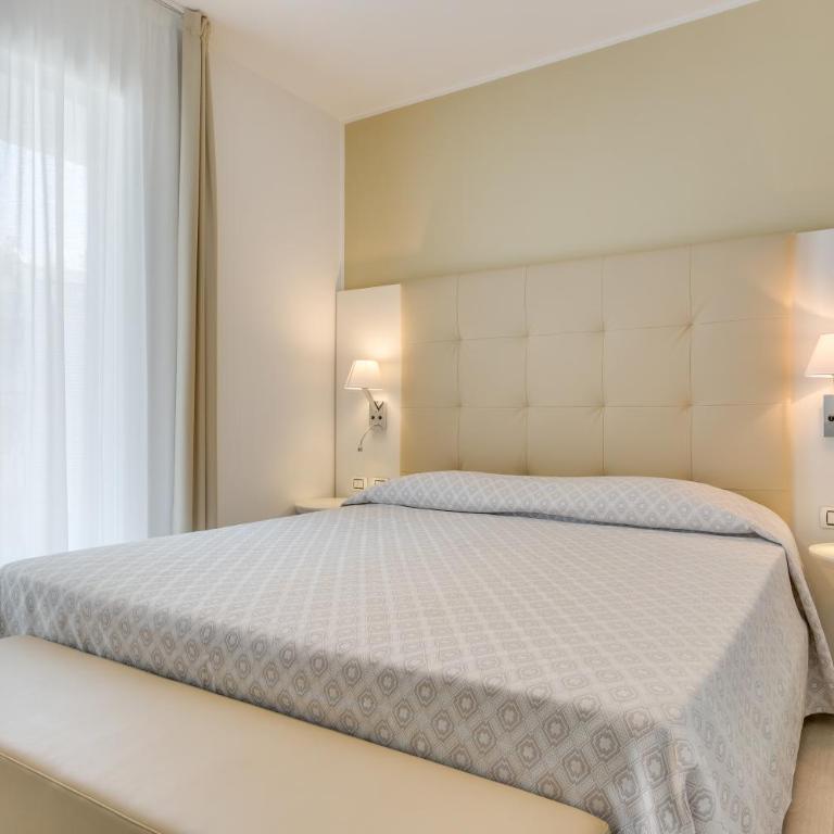 Hotel Ambassador - Suite Familiare (2 Adulti + 2 Bambini) con Balcone - 10