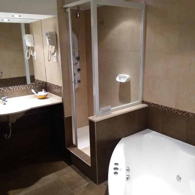 Hotel Cuatro Plazas - Superior King or Twin Room - 4