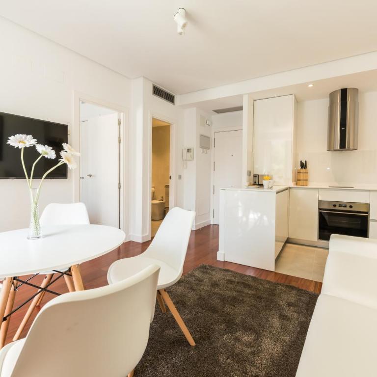 Santa Ana Plaza - Apartment with Balcony - 14