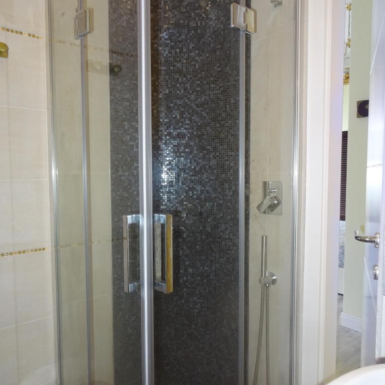 Suites Margot - Camera Tripla con Bagno Privato - 4