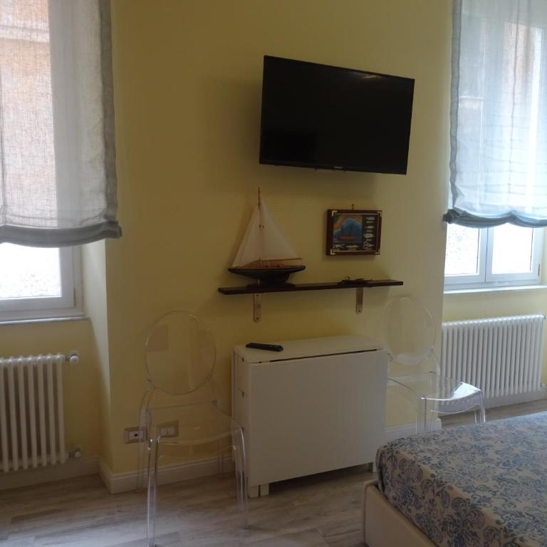 Suites Margot - Camera Tripla con Bagno Privato - 3