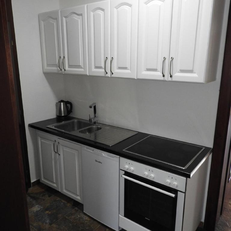 Apartments FourRoses - Three-Bedroom Apartment - 10