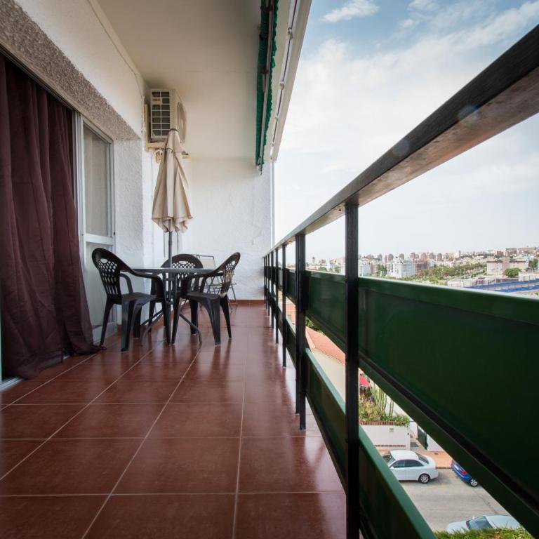 Holidays2Torremolinos Apartamento de 3 dormitorios con terraza y piscina comunitaria - Three-Bedroom Apartment - 14