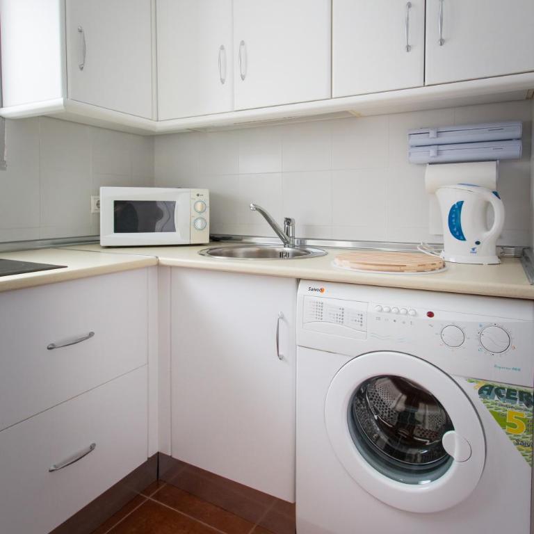 Holidays2Torremolinos Apartamento de 3 dormitorios con terraza y piscina comunitaria - Three-Bedroom Apartment - 20