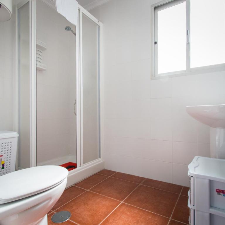Holidays2Torremolinos Apartamento de 3 dormitorios con terraza y piscina comunitaria - Three-Bedroom Apartment - 23
