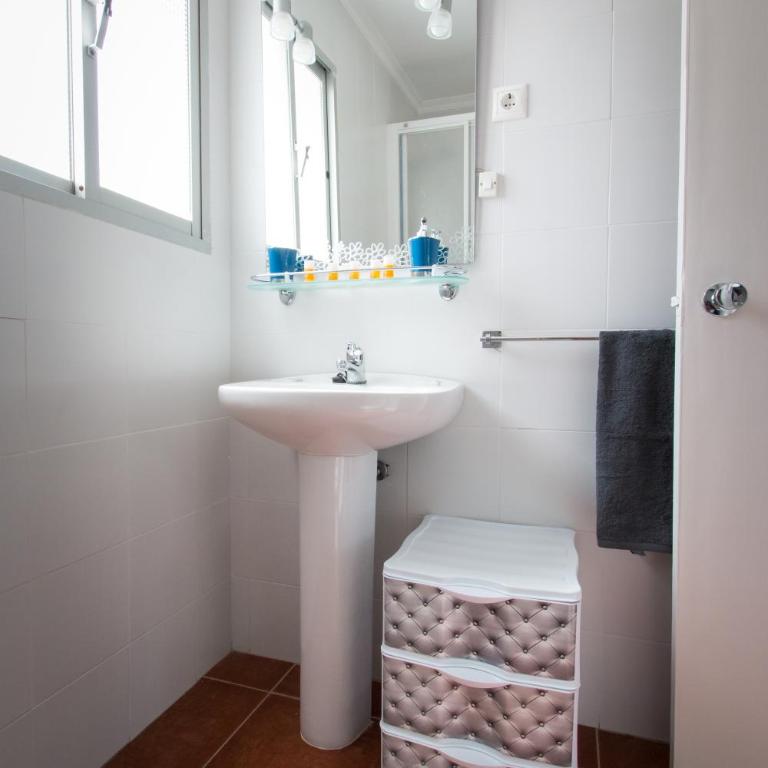 Holidays2Torremolinos Apartamento de 3 dormitorios con terraza y piscina comunitaria - Three-Bedroom Apartment - 24