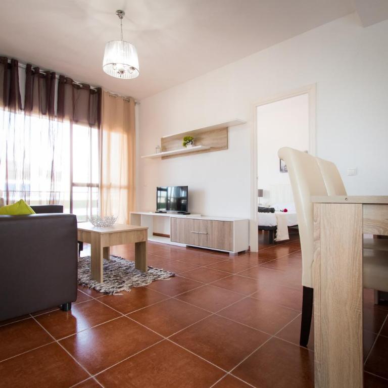 Holidays2Torremolinos Apartamento de 3 dormitorios con terraza y piscina comunitaria - Three-Bedroom Apartment - 34
