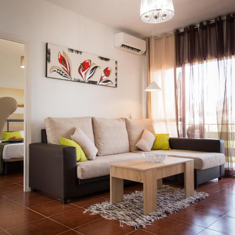 Holidays2Torremolinos Apartamento de 3 dormitorios con terraza y piscina comunitaria - Three-Bedroom Apartment - 38