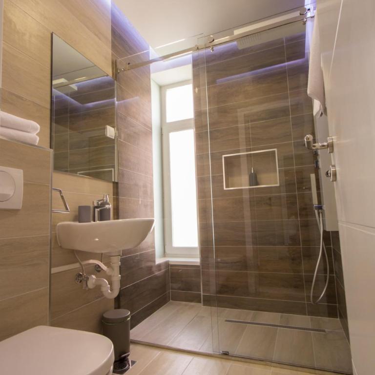Riverside Residence - Dvokrevetna Soba sa Bračnim Krevetom - 10