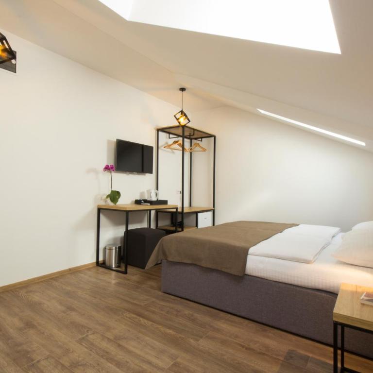 Riverside Residence - Dvokrevetna Soba sa Bračnim Krevetom - 11