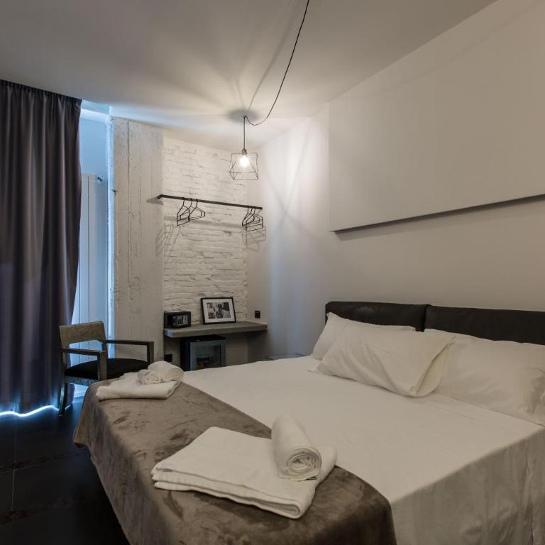 The Boutique Napoli Suite - Camera Tripla Deluxe con Balcone - 1