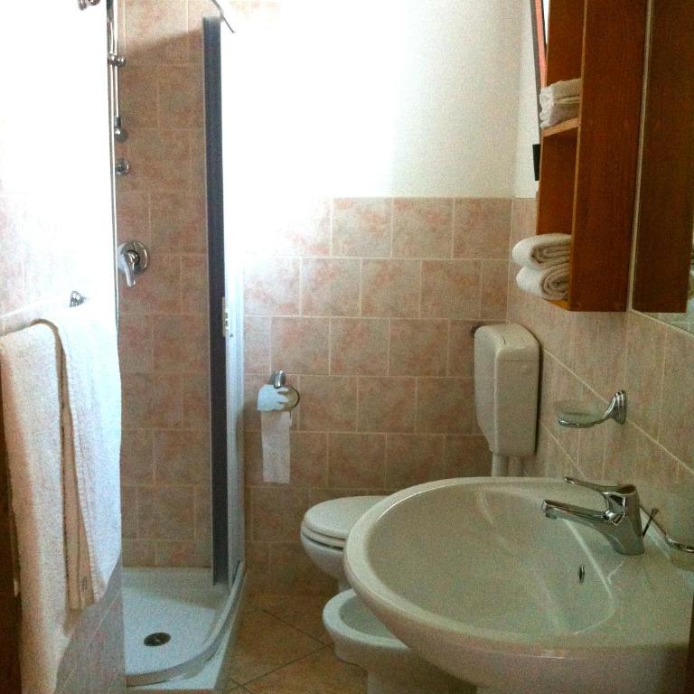 B&b Sa Domo - Camera Matrimoniale/Doppia con Letti Singoli con Bagno Privato - 3