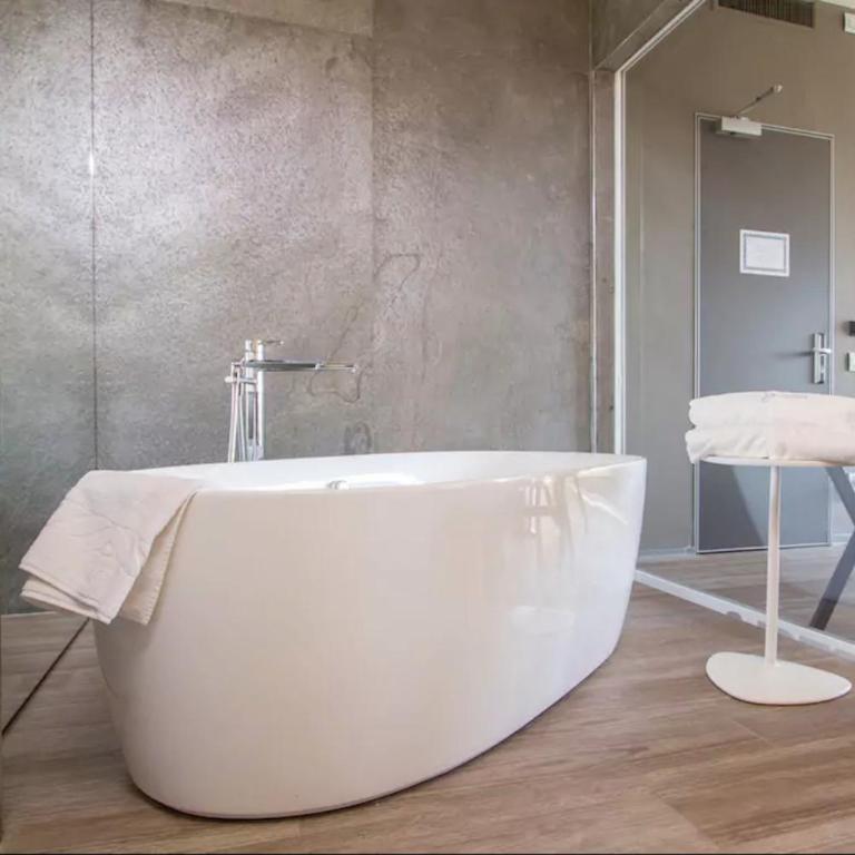 Ginevra Rooms - Camera Matrimoniale Deluxe con Vasca - 3