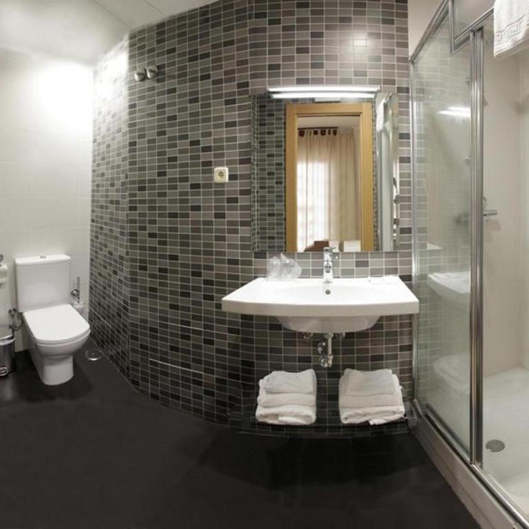 Hostal Falfes - Double or Twin Room with Private Bathroom - 11