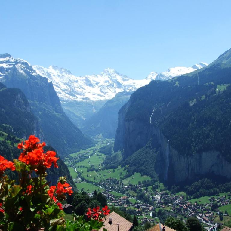 Hotel Bellevue - Traditional Swiss Hideaway - Doppelzimmer mit Panoramablick auf die Jungfrau und Balkon - 2
