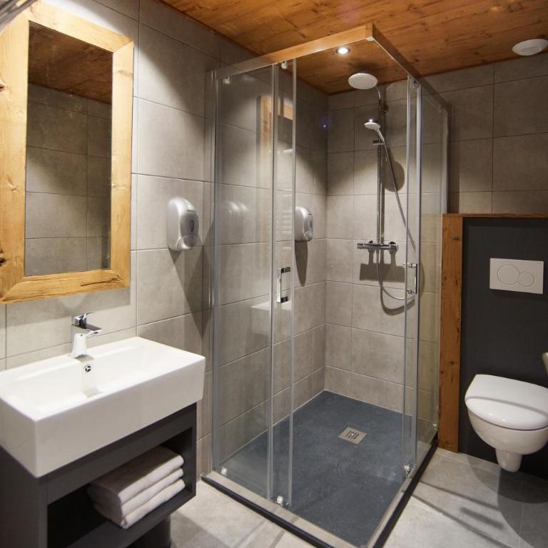 Moontain Hostel - Chambre Quadruple Premium avec Salle de Bains Privative - 6