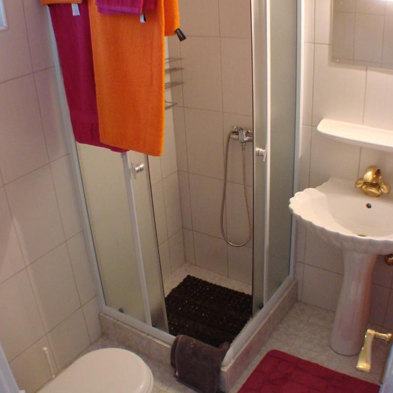 Guest House Milevkini Dvori - Dvokrevetna Soba sa Bračnim Krevetom i Sopstvenim Kupatilom - 3
