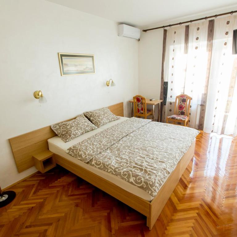 Apartmani Amaro - Deluks Dvokrevetna Soba sa Bračnim Krevetom - 1