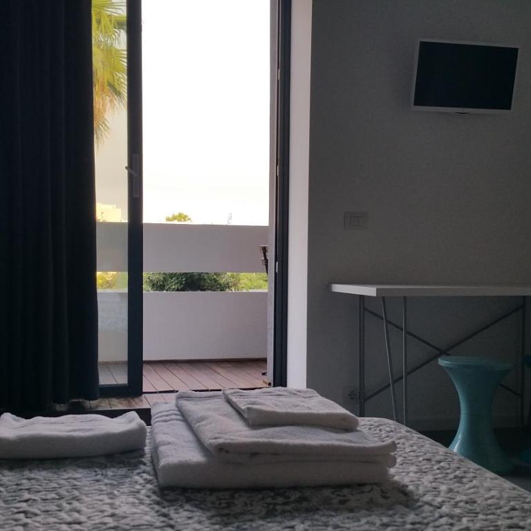 B&B Brezza di Mare - Camera Matrimoniale Deluxe con Balcone e Vista Mare - 1