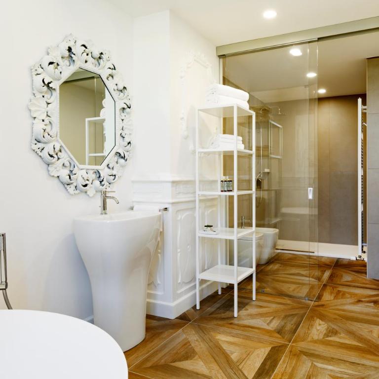 Best Western Plus Royal Superga Hotel - King Suite - 2