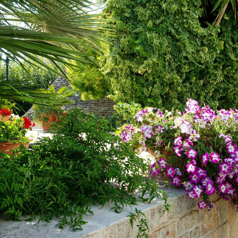 Trullo Giardino Fiorito - Camera Matrimoniale con Vista Giardino - 9