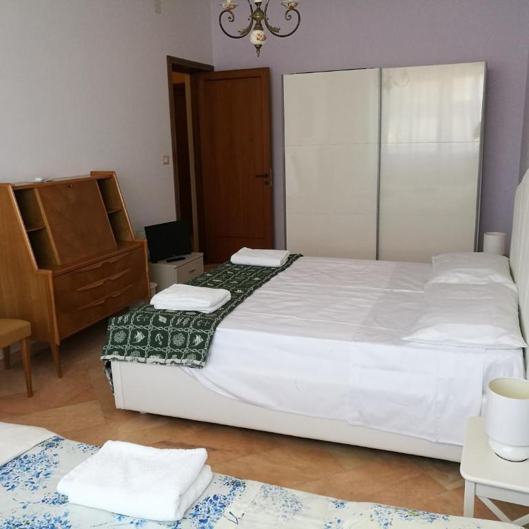 B&B Domus Lupiae - Camera Tripla con Bagno Privato Esterno - 2