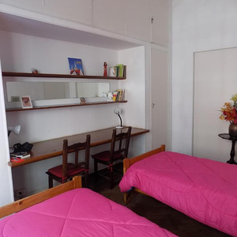 Casa de Familia - Solo Para Mujeres *Woman ONLY* - Habitación Doble con baño compartido - 2 camas - 11
