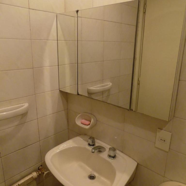 Casa de Familia - Solo Para Mujeres *Woman ONLY* - Habitación Doble con baño privado - 1 o 2 camas - 15