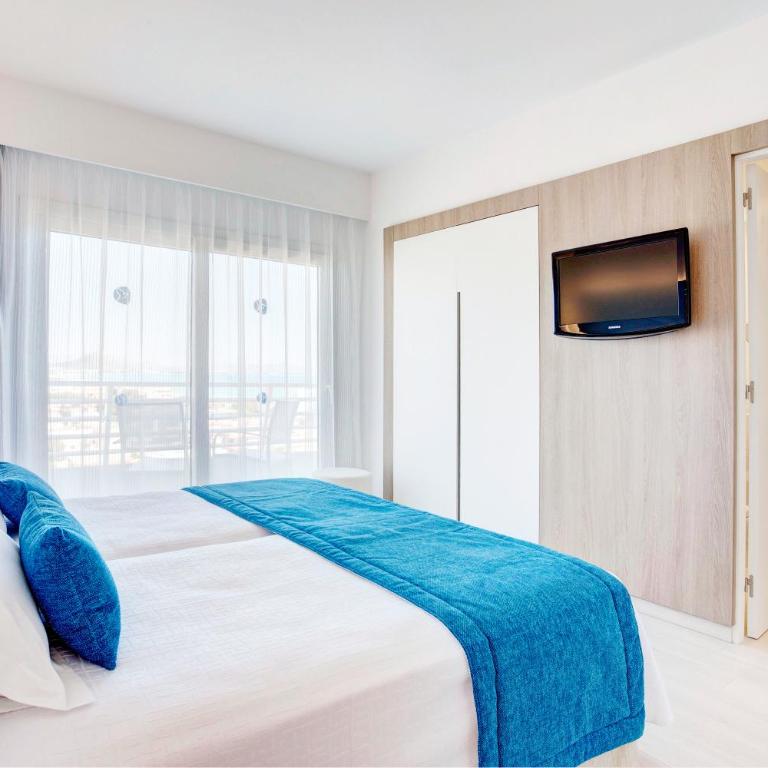 Grupotel Farrutx - Standard Double Room with Side Sea View - 3