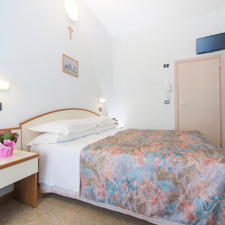 Hotel Latini - Camera Matrimoniale Economy - 1