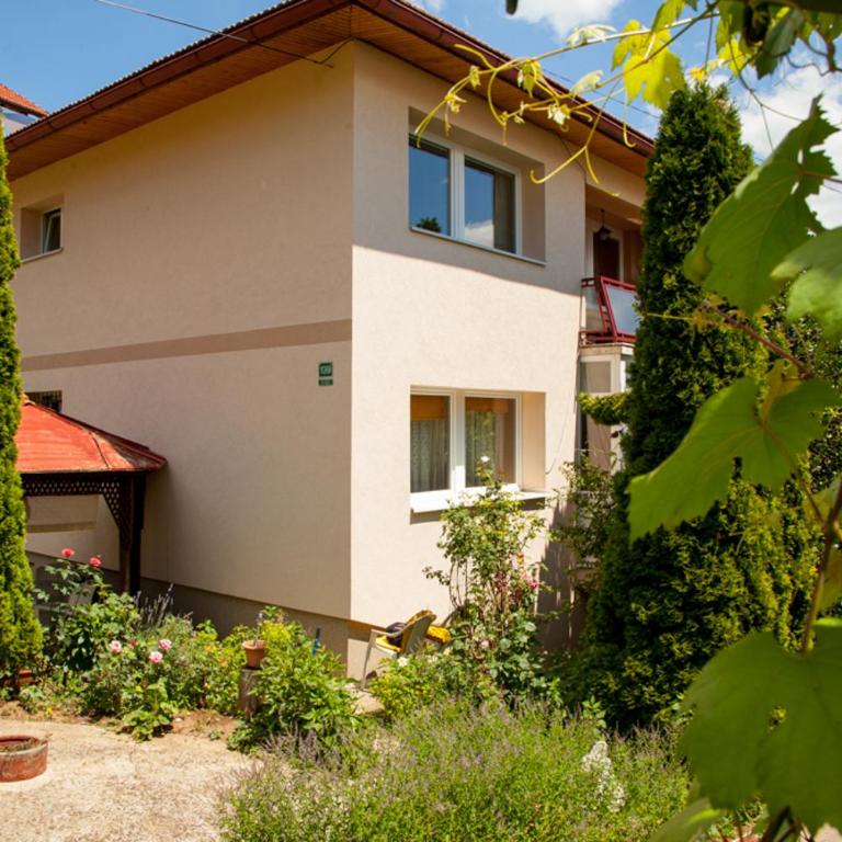 Lavender House - Apartment with Garden View - 2