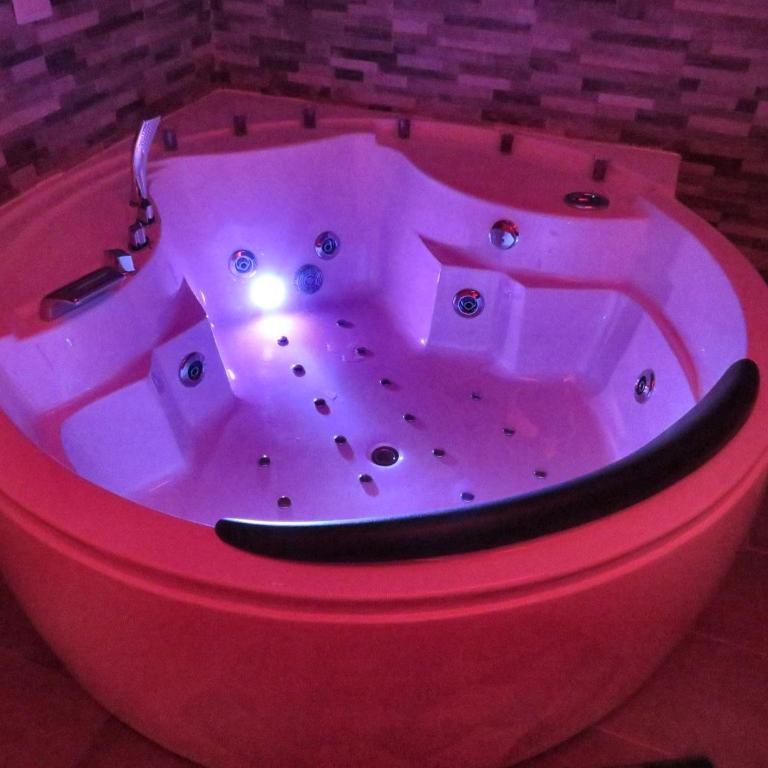 Diamond Suite Verona - King Suite with Spa Bath - 15