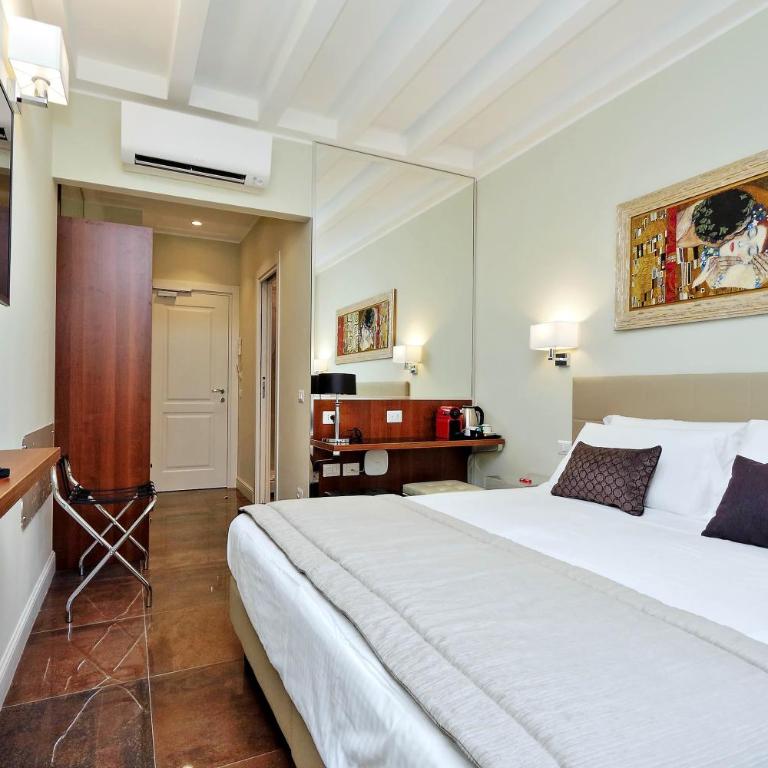 Piazza Venezia Grand Suite - Deluxe Double or Twin Room with City View - 10