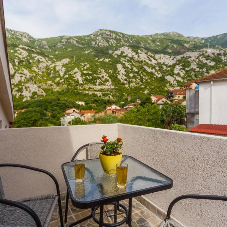 Paradise Bay Apartments - Apartment with Mountain View - 2
