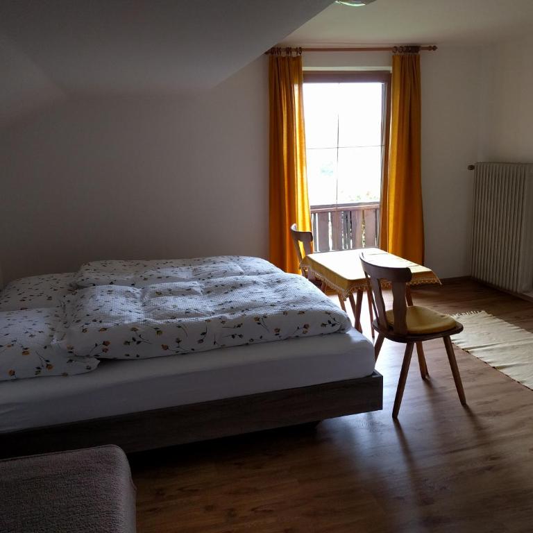 Maurachbauer - Doppel-/Zweibettzimmer mit Gemeinschaftsbad - 12