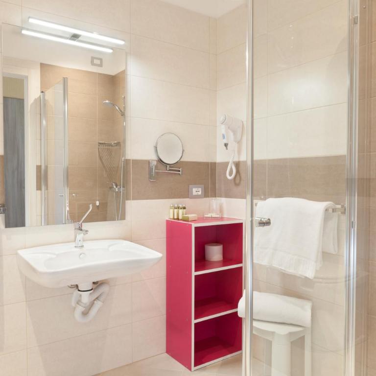 Hotel Bella Lazise - Camera Familiare con Giardino Privato - 5