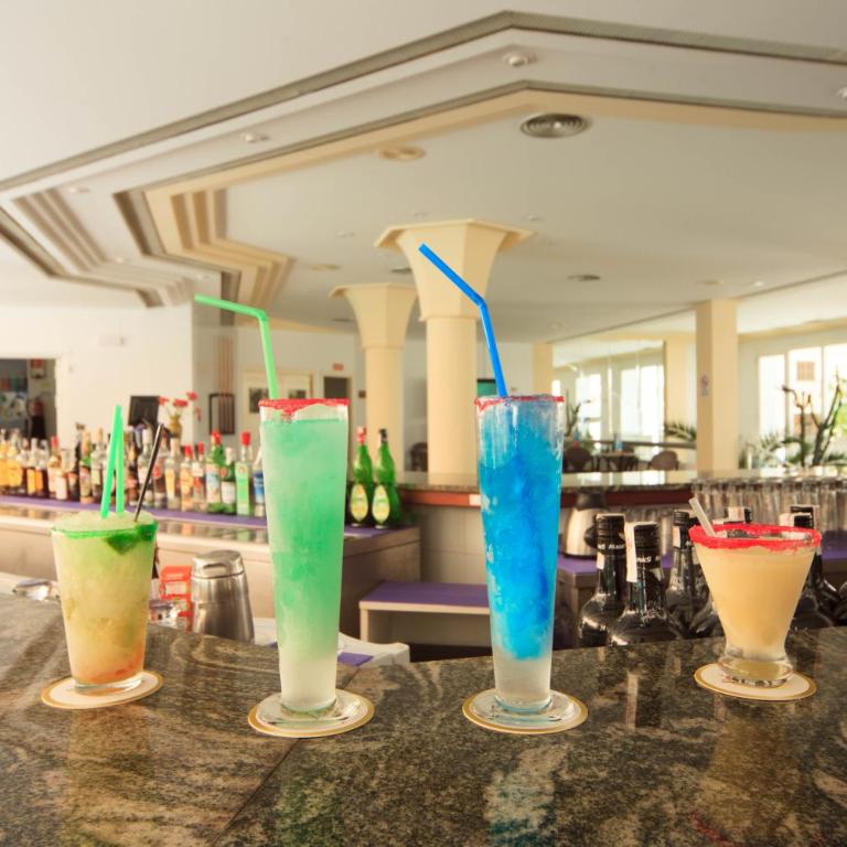 Maracaibo Aparthotel - Family Room with Terrace - 4