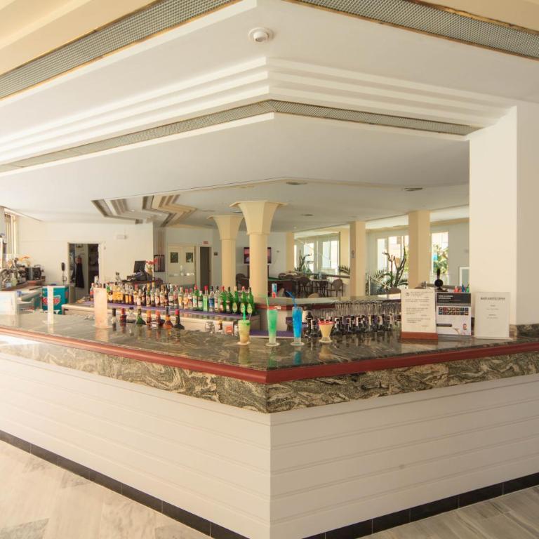 Maracaibo Aparthotel - Family Room with Terrace - 5