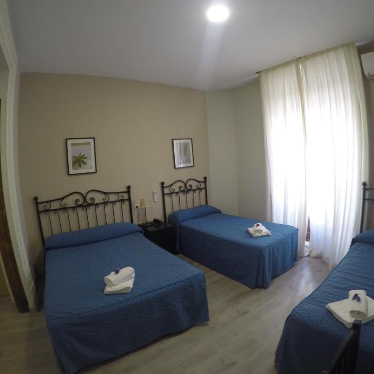 Hostal El Pilar - Triple Room - 21