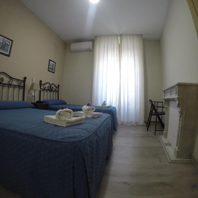 Hostal El Pilar - Triple Room - 26