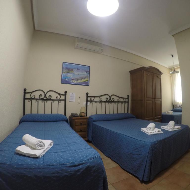 Hostal El Pilar - Triple Room - 14