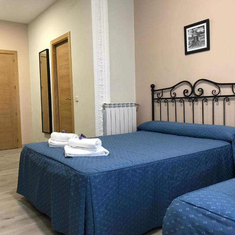 Hostal El Pilar - Triple Room - 19